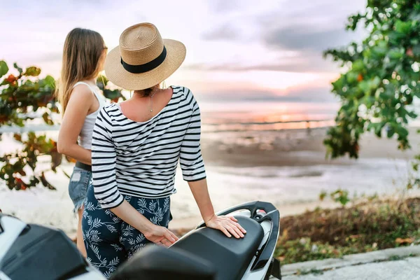 Två Flickvänner Resenär Tittar Solnedgången Över Havet Deras Motojorney — Stockfoto