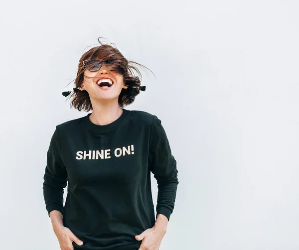 Frei Fühlende Glückliche Frau Posiert Schwarzem Sweatshirt Mit Positivem Aufdruck — Stockfoto