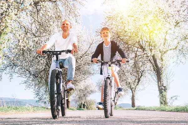 Pai Filho Divertindo Andar Bicicleta Estrada Rural Sob Árvores Flores — Fotografia de Stock