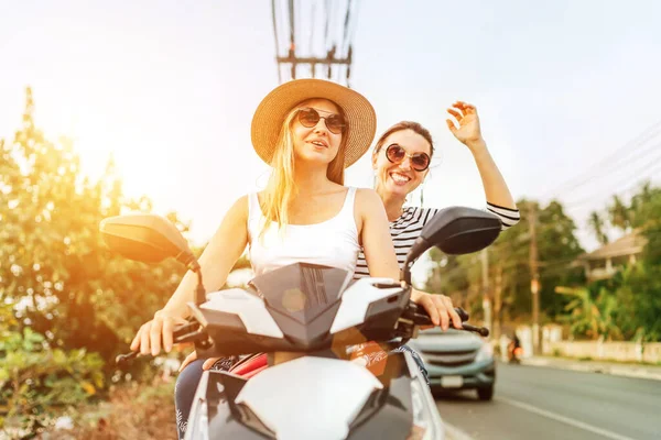 Feliz Sorrindo Girlfreinds Equitação Moto Ásia Tráfego — Fotografia de Stock