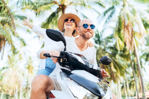 Щаслива Усміхнена Пара Мандрівників Катається Мотоциклі Scooter Під Час Своїх — стокове фото