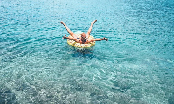 Homme Relaxant Quand Nage Sur Anneau Gonflable Piscine Ananas Dans — Photo