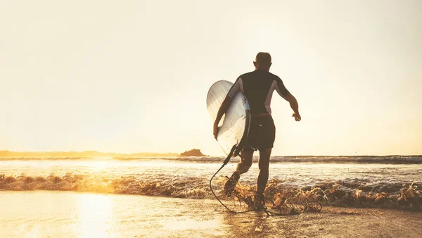 Jovem Surfista Levando Prancha Surf Correndo Com Prancha Surf Longo — Fotografia de Stock
