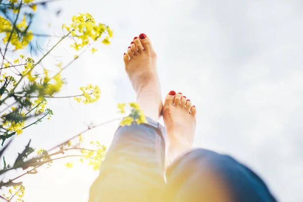 Gambe Femmina Felice Che Giace Prato Fiori Giallo Intenso Con — Foto Stock