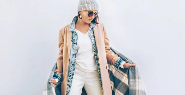 Kvinna Klädd Elegant Outfit Med Oversize Denim Jacka Modern Mode — Stockfoto