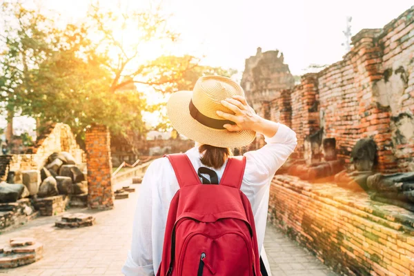 Jonge Reiziger Vrouw Wandelen Oude Ruïnes Straat Ayutthaya Oude Stad — Stockfoto