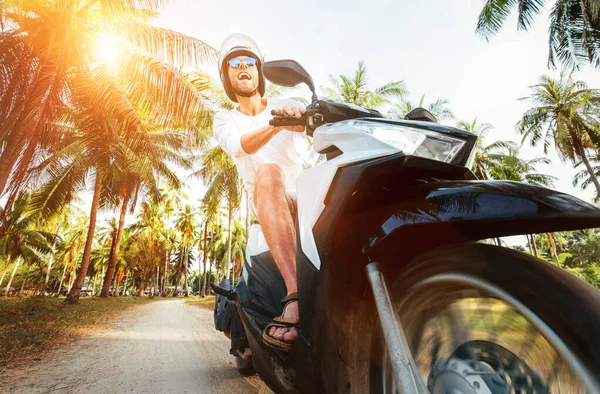 Homem Andando Moto Sob Palmeiras — Fotografia de Stock