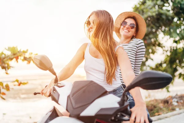 Dois Alegre Rindo Girlfreinds Motocicleta Viajantes Retrato Atrás Pôr Sol — Fotografia de Stock