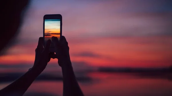 Close Hands Smartphine Image Female Making Incredible Sunset Snapshot — Stockfoto