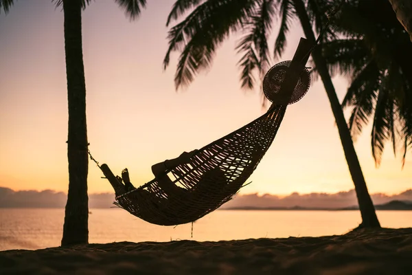 Junge Frau Sitzt Hängematte Exotischen Sandstrand Der Insel Bei Sonnenaufgang — Stockfoto