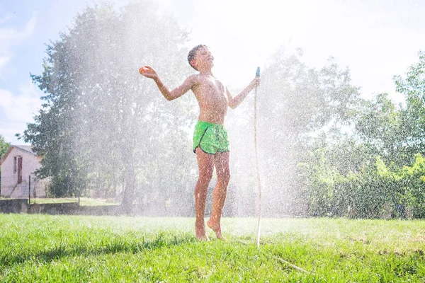 Rapaz Pré Escolar Bonito Refrescar Mangueira Rega Jardim Casa Campo — Fotografia de Stock