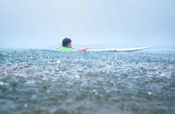 Liten Pojke Första Steget Surfare Försöka Stå Upp Ombord Tropiskt — Stockfoto