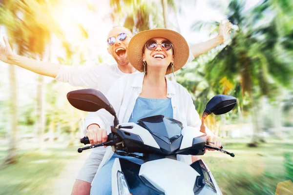 Щаслива Весела Усміхнена Пара Мандрівників Катається Мотоциклі Скутері Під Пальмами — стокове фото