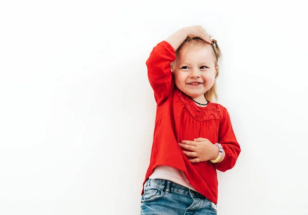 Klein Meisje Gekleed Rode Blouse Witte Achtergrond Verward Emotioneel Concept — Stockfoto