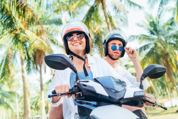 Casal Viajantes Andando Moto Scooter Capacetes Segurança Durante Férias Tropicais — Fotografia de Stock