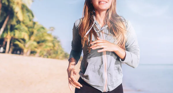 Leende Ung Långhårig Kvinna Har Morgon Jogging Stranden — Stockfoto