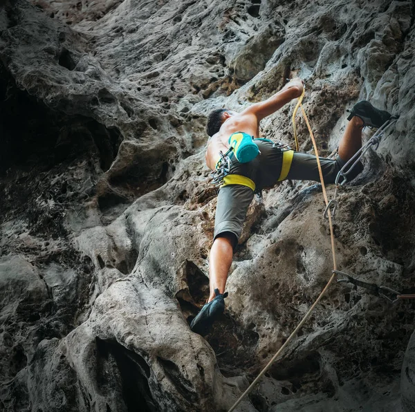 Jovem Alpinista Treinando Rota Escalada — Fotografia de Stock