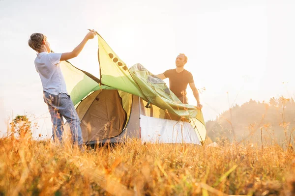 Padre Figlio Installare Tenda Campeggio Sulla Radura Soleggiata Foresta Trekking — Foto Stock