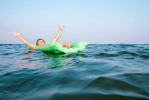 Menino Feliz Nada Colchão Inflável Verde — Fotografia de Stock