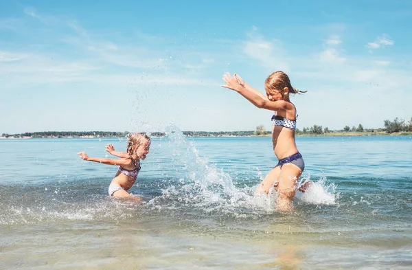 Duas Meninas Irmãs Brincando Nas Ondas Mar Calmas Salpicando Água — Fotografia de Stock