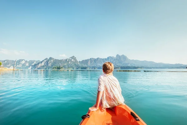 Niño Flotando Kayak Lago Cheow Lan Parque Nacional Khao Sok — Foto de Stock