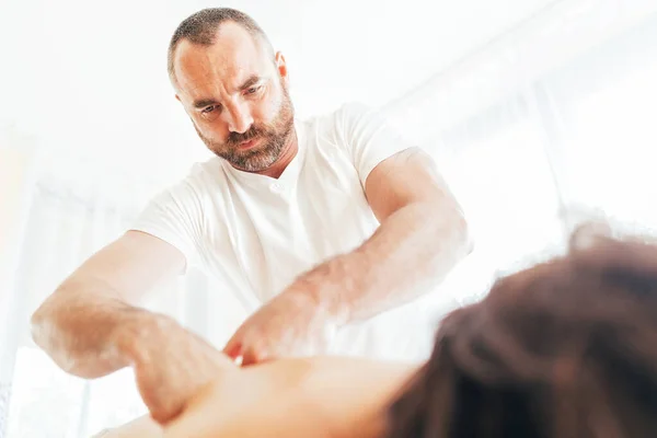 Baard Masseur Man Doet Massage Manipulaties Scapula Gebied Zone Tijdens — Stockfoto