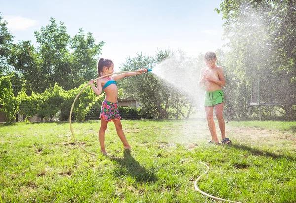 Crianças Irmão Irmã Brincando Com Mangueira Rega Tarde Quente Verão — Fotografia de Stock