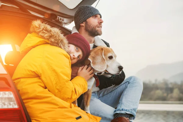 Apa Fia Beagle Kutyával Együtt Ülnek Csomagtartóban Késő Őszi Időpont — Stock Fotó