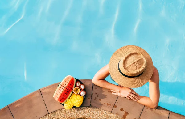 Mulher Chapéu Palha Piscina Com Prato Frutas Tropicais Tiro Vista — Fotografia de Stock