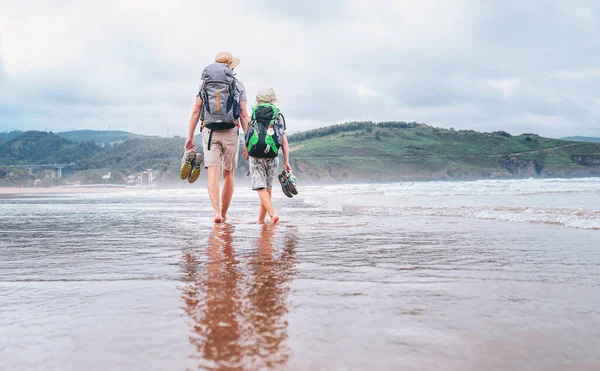 Pai Com Filho Andar Descalço Praia Oceano Areia — Fotografia de Stock
