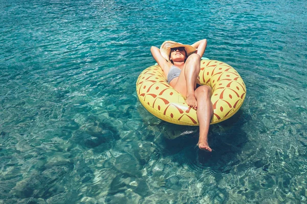 Woman Swims Inflatable Pineapple Pool Ring Crystal Clear Sea Lagoon — Stock Photo, Image
