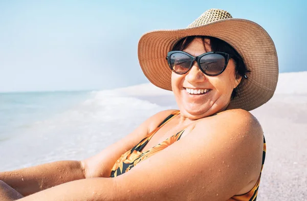 Mutlu Gülümseyen Güneş Gözlüklü Büyük Şapkalı Deniz Kenarındaki Portrede Güneşlenen — Stok fotoğraf