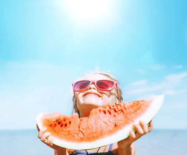 Niña Gafas Sol Color Rosa Con Gran Segmento Sandía Retrato —  Fotos de Stock