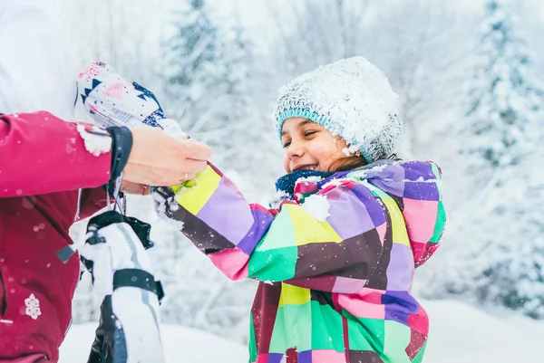 Matka Pomaga Córce Nosić Ciepłe Rękawiczki Podczas Spaceru Śnieżnym Lesie — Zdjęcie stockowe