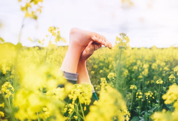 Jambes Vers Haut Femelle Heureuse Couchée Dans Prairie Fleurs Jaune — Photo