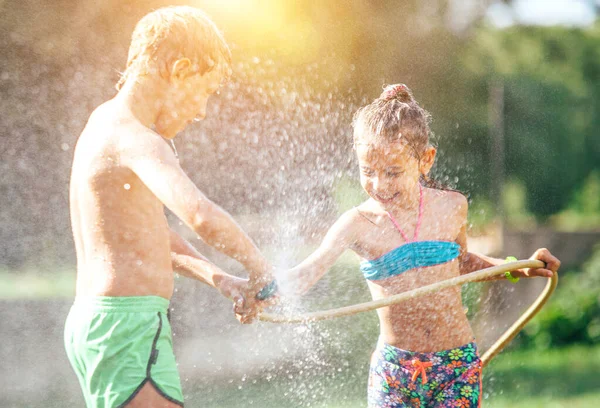 Zwei Kinder Spielen Garten Schütten Sich Gegenseitig Aus Dem Schlauch — Stockfoto