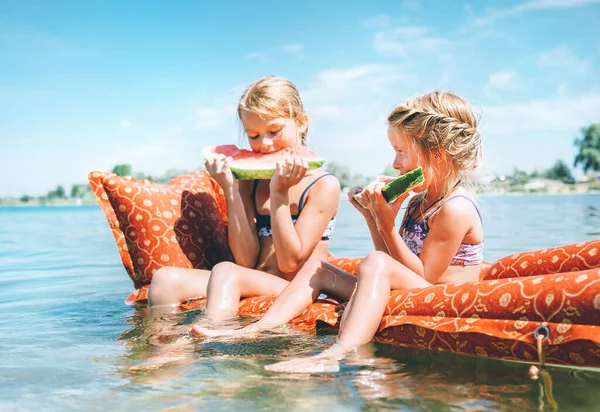 Dos Hermanitas Sentadas Colchón Innato Comiendo Sandía —  Fotos de Stock