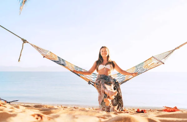 Feliz Mujer Sonriente Balanceándose Hamaca Entre Palmeras Lado Del Mar — Foto de Stock