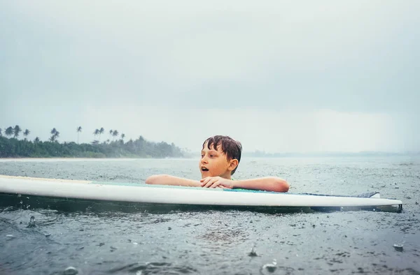 Rapaz Aprender Surfar Sob Chuva Tropical Imagem Conceito Educação Escolar — Fotografia de Stock