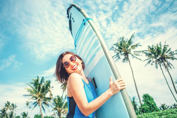 Mulher Sorridente Com Prancha Posando Praia Tropical Surfista Menina Óculos — Fotografia de Stock