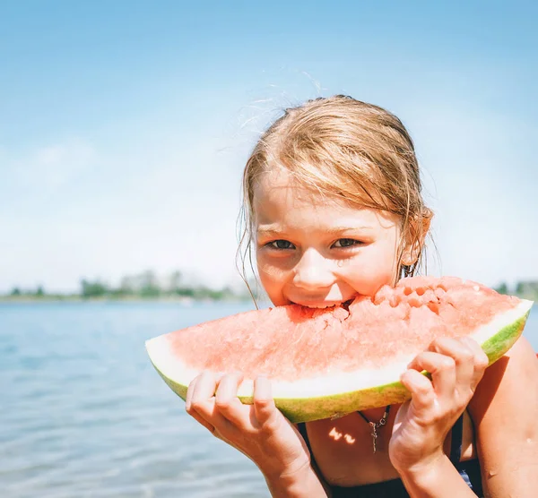 Mała Uśmiechnięta Dziewczyna Czerwony Portret Arbuza Plaży — Zdjęcie stockowe