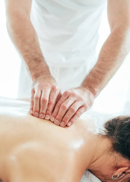 Baard Masseur Man Doet Massage Manipulaties Cervicale Wervelkolom Backbone Gebied — Stockfoto
