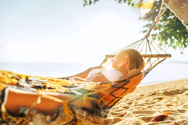 Ung Blond Långhårig Kvinna Avkopplande Hängmatta Gångjärn Mellan Palmer Sandstranden — Stockfoto