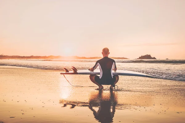 Surfer Άνθρωπος Μεγάλη Σανίδα Surf Κάθεται Στην Αμμώδη Παραλία Του — Φωτογραφία Αρχείου