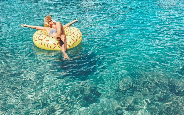 Weibchen Schwimmt Auf Aufblasbarem Ananas Schwimmring Kristallklarer Meereslagune — Stockfoto