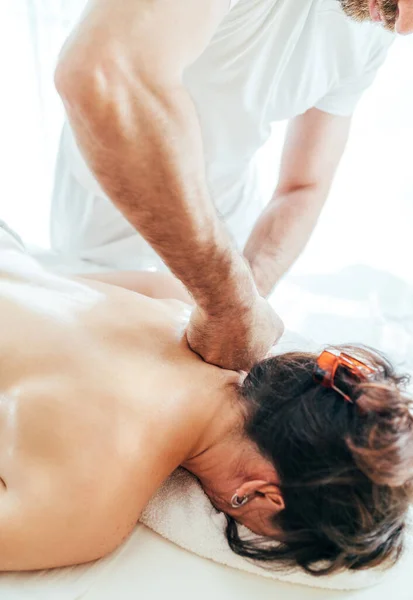 Masseur Man Vuisten Doen Massage Manipulaties Nek Gebied Zone Tijdens — Stockfoto