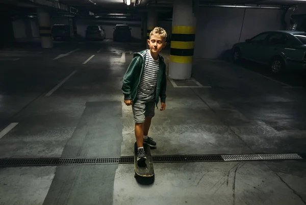 Adolescent Garçon Sur Skateboard Sur Underground Parking — Photo