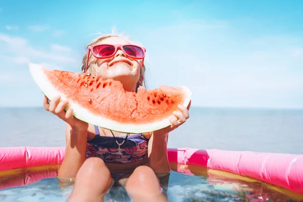 Menina Óculos Sol Rosa Com Grande Segmento Melancia Retrato Engraçado — Fotografia de Stock