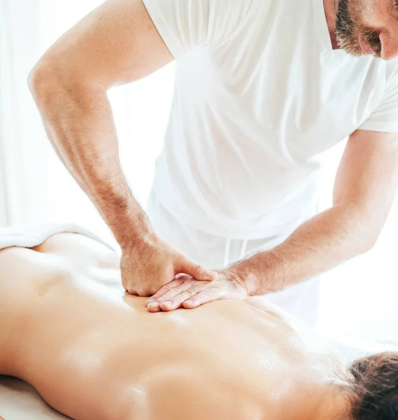 Baard Masseur Man Het Doen Van Massage Manipulaties Scapula Gebied — Stockfoto