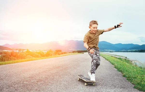 Chlapec Učí Bruslit Skateboardu — Stock fotografie
